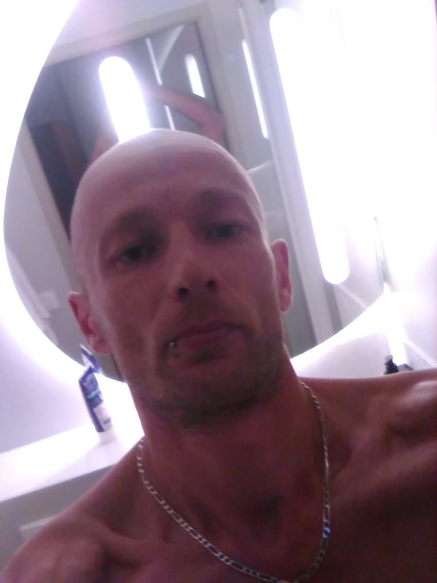 Profil de Ouari, 24 ans, Telegram gay à Hersiwil (Soleure)