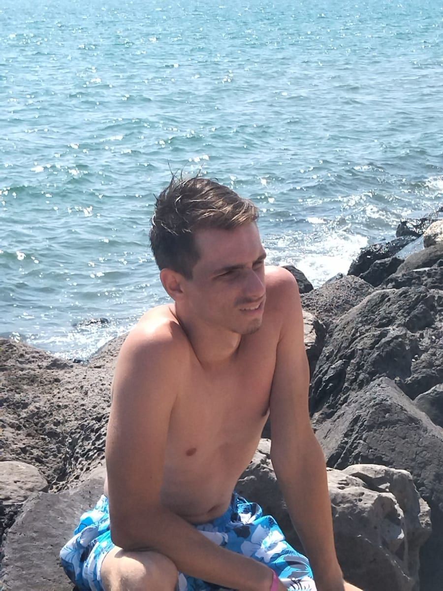 Flaurent - Telegram gay à Uttwil Profil de Flaurent, 22 ans, Telegram gay à Uttwil (Thurgovie)