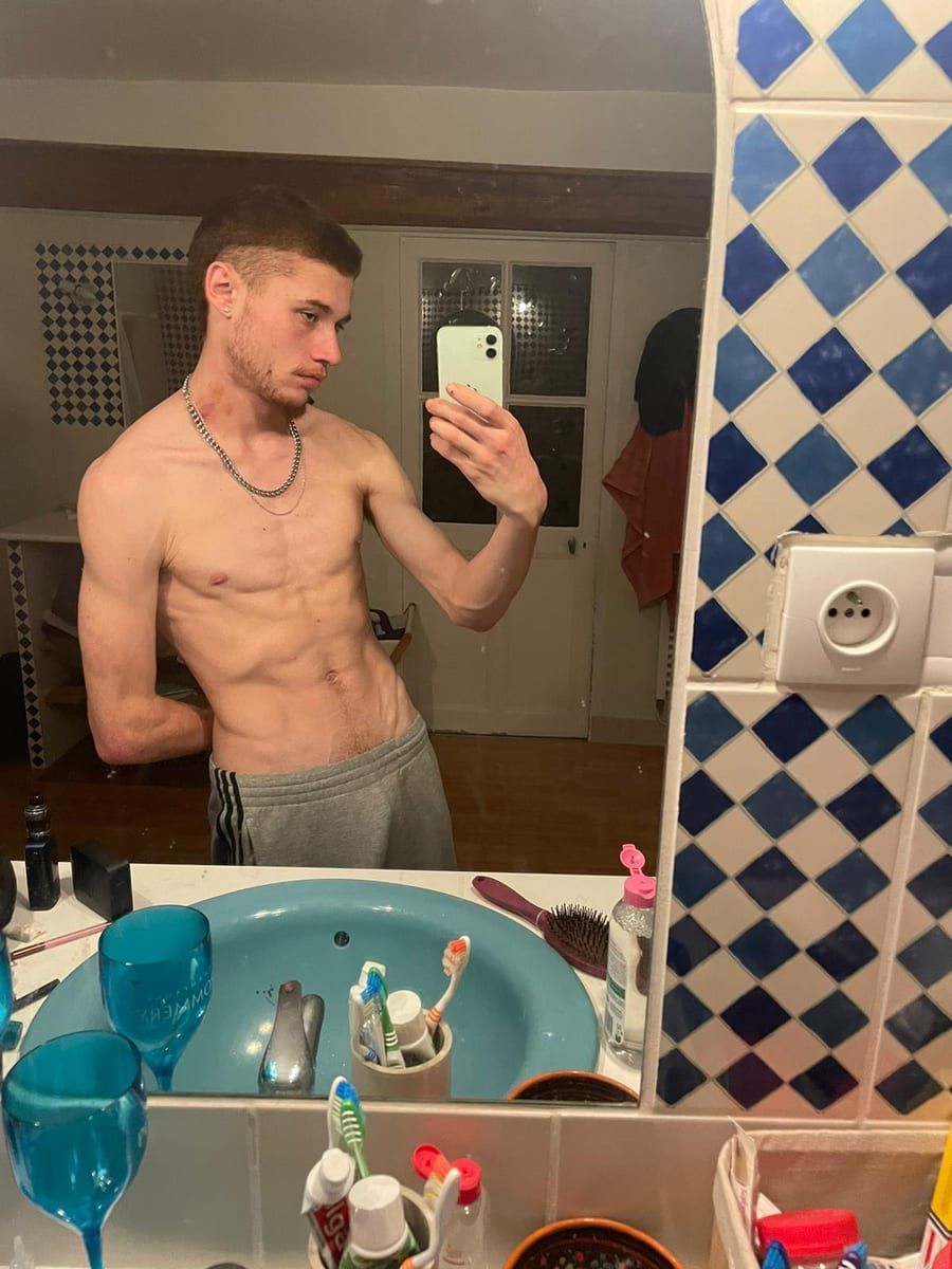 Rassim - Telegram gay à Villars-sur-Fontenais Profil de Rassim, 29 ans, Telegram gay à Villars-sur-Fontenais (Jura)