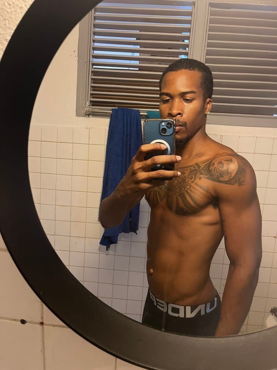 Bayron - Telegram gay à Valangin Profil de Bayron, 27 ans, Telegram gay à Valangin (Neuchâtel)